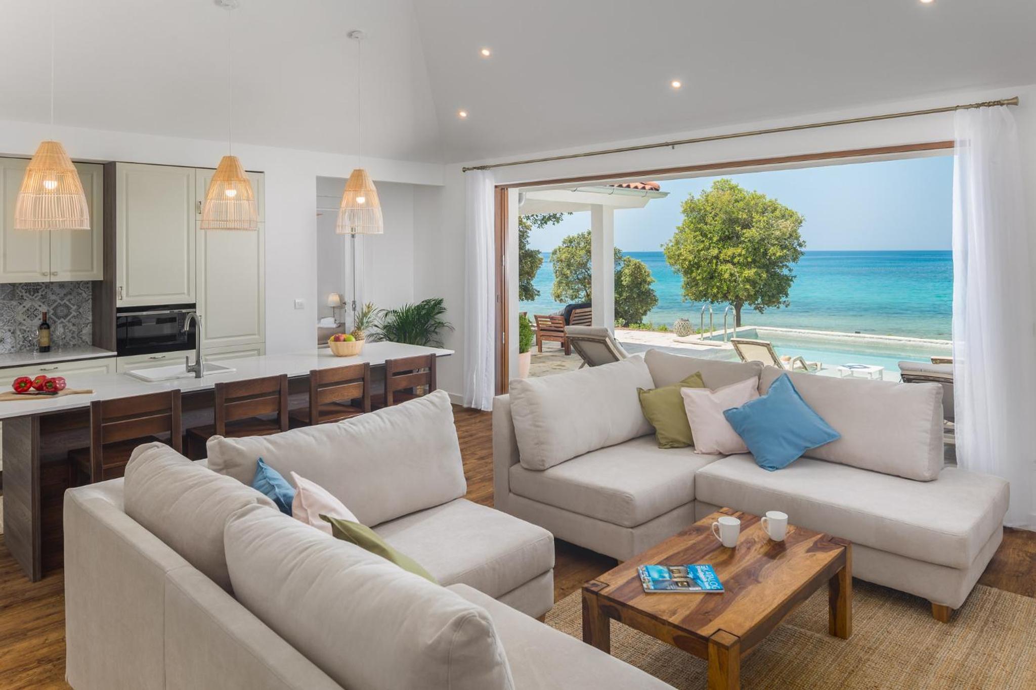 Luxury Glamping Beach Villas Porto Bus view 3