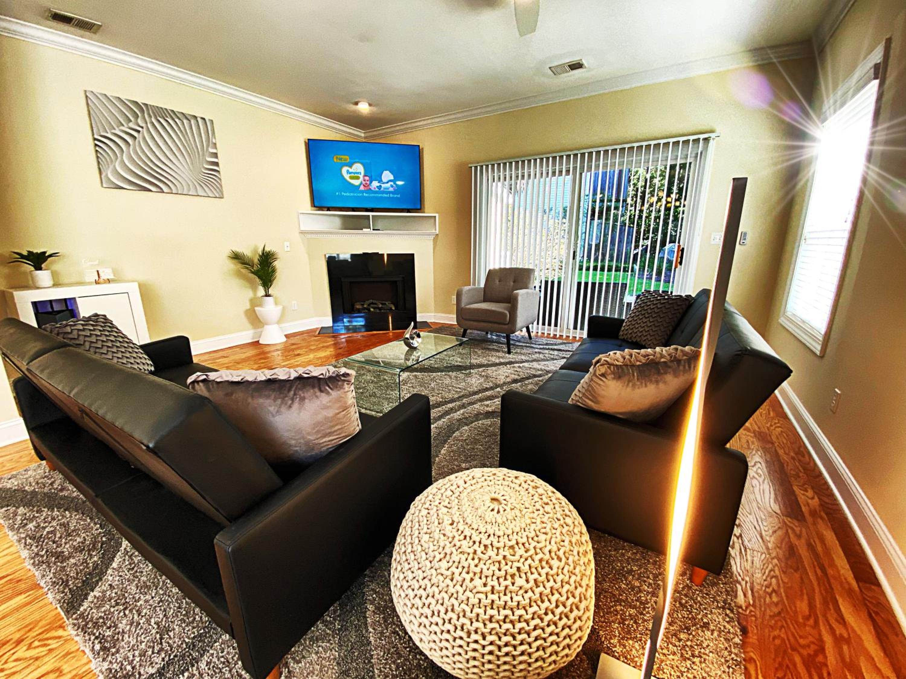 *Stylish* Luxury Suite Near Historic Downtown view 2