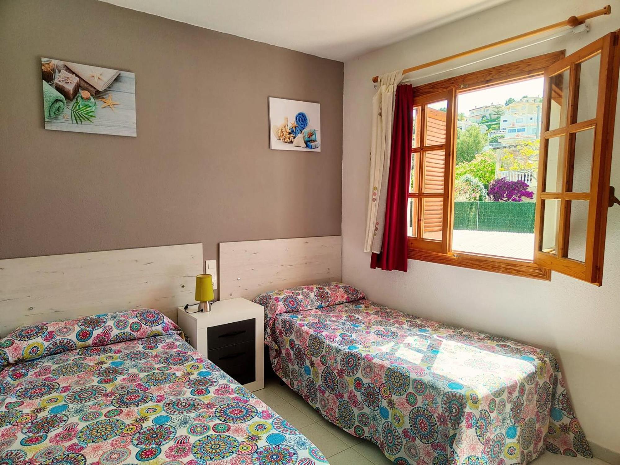 Adosado con piscina, aire acondicionado, parking y pista de tenis view 3