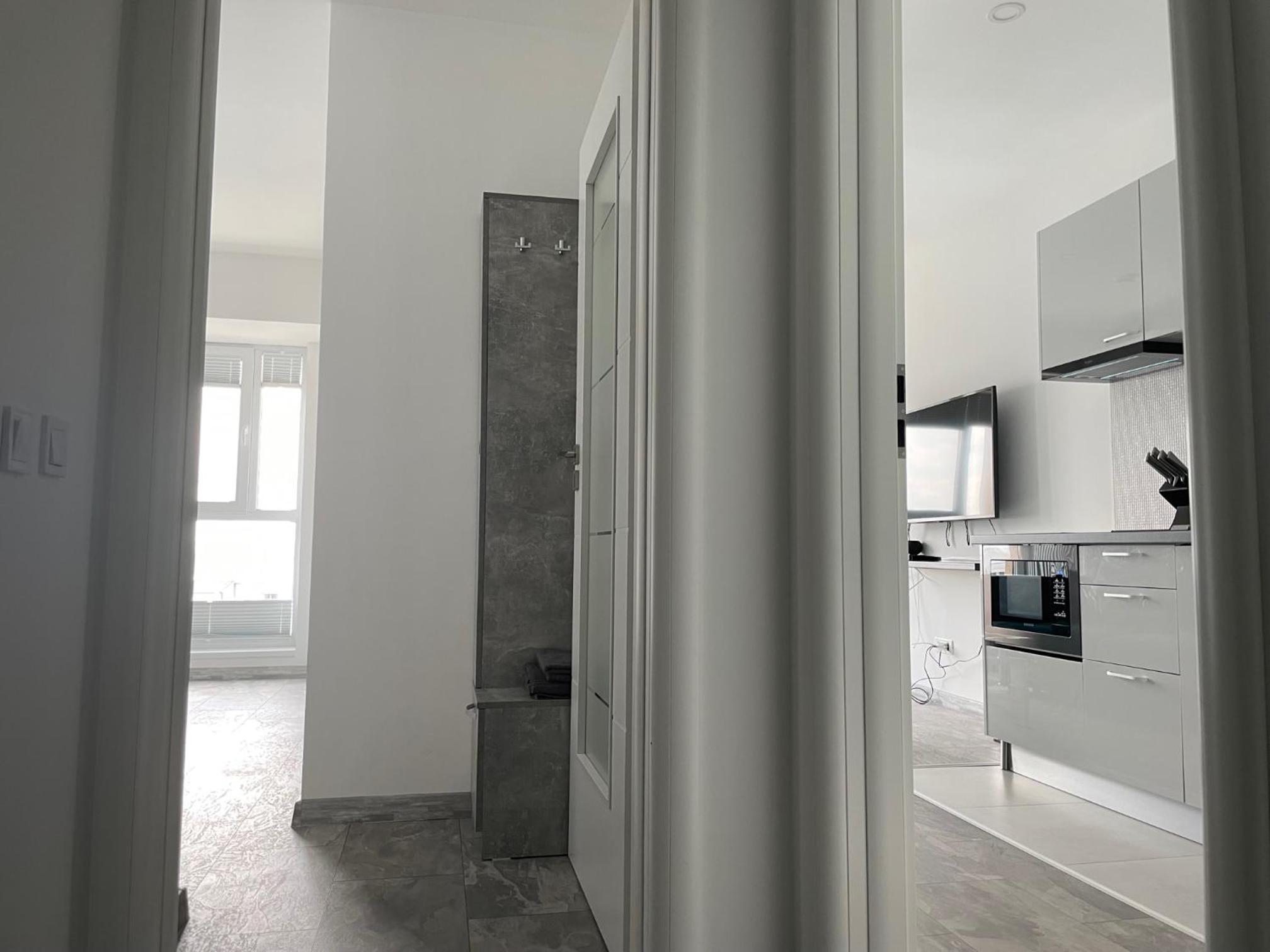 Cozy 2-Room Penthouse Lakeview W14