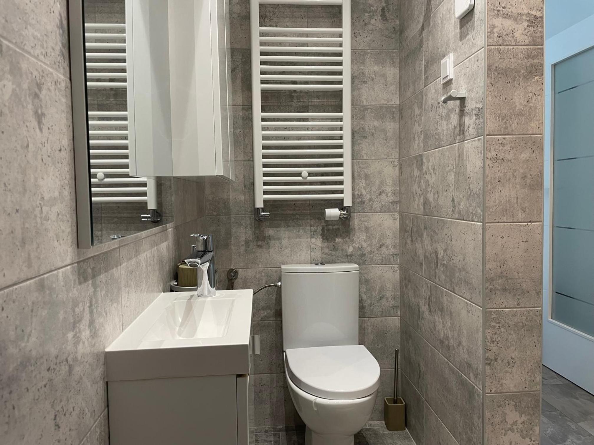 Cozy 2-Room Penthouse Lakeview W14