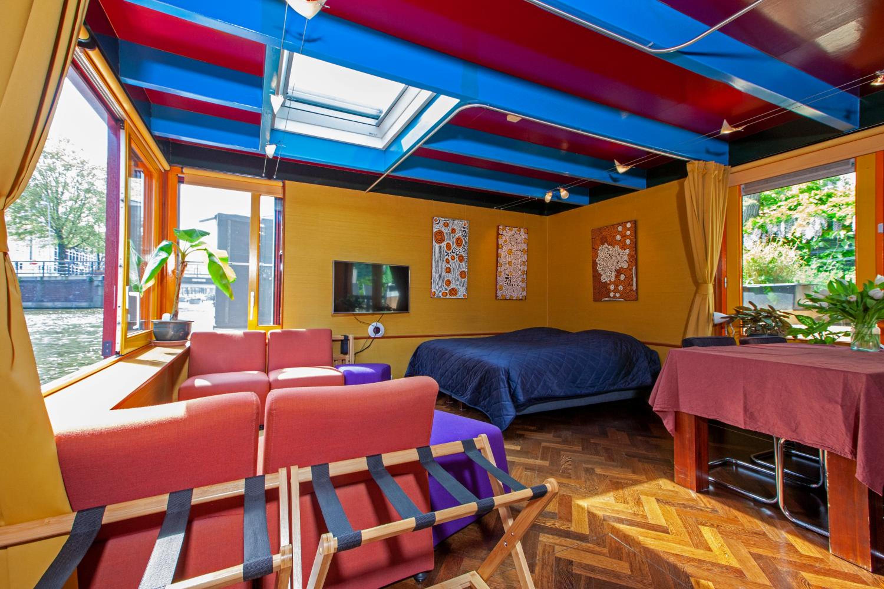 Dreamtime Houseboat