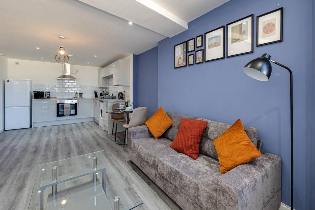 Entire 1 bed apt in the centre of Stockport view 3