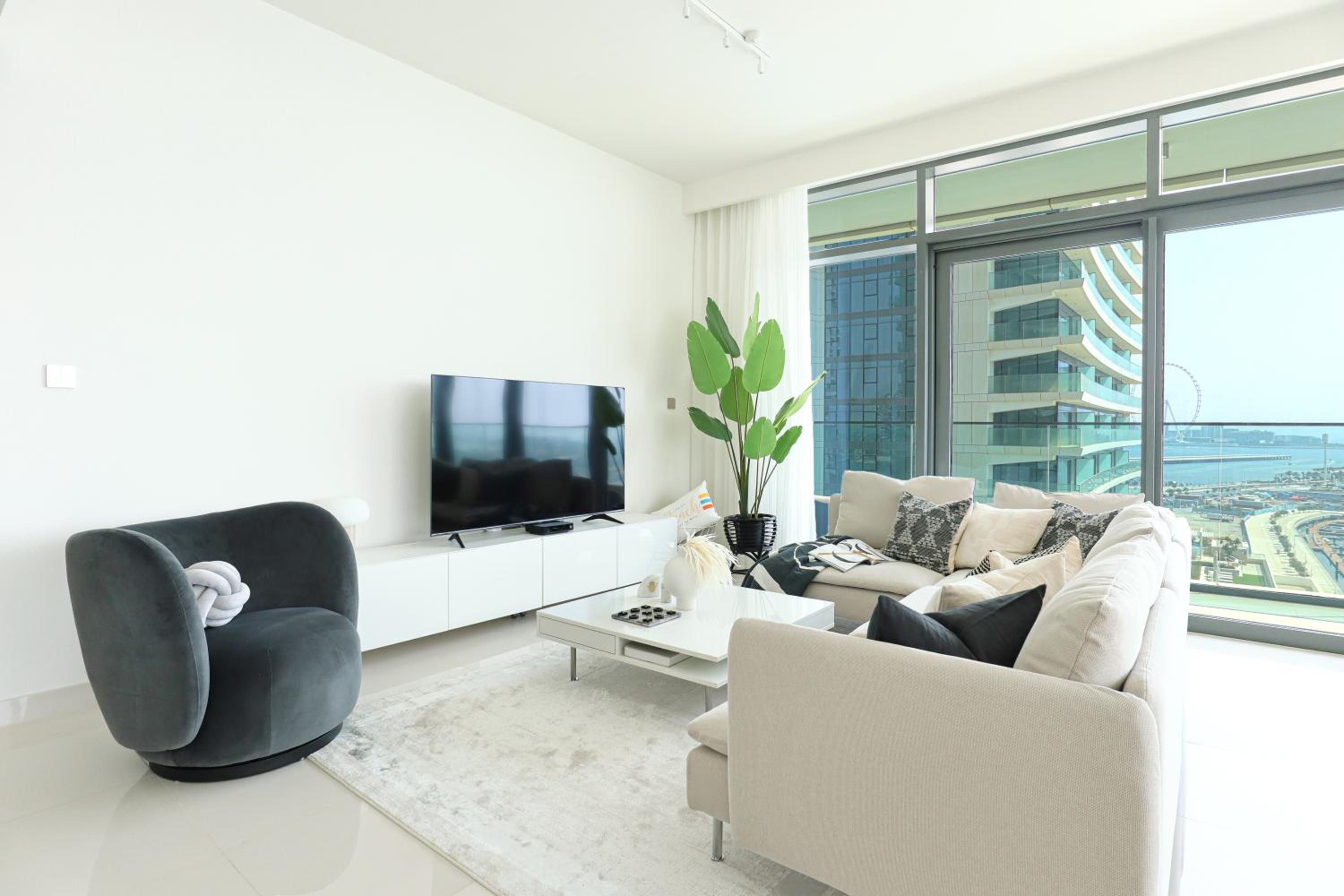 HiGuests - Superlative apt with private beach access