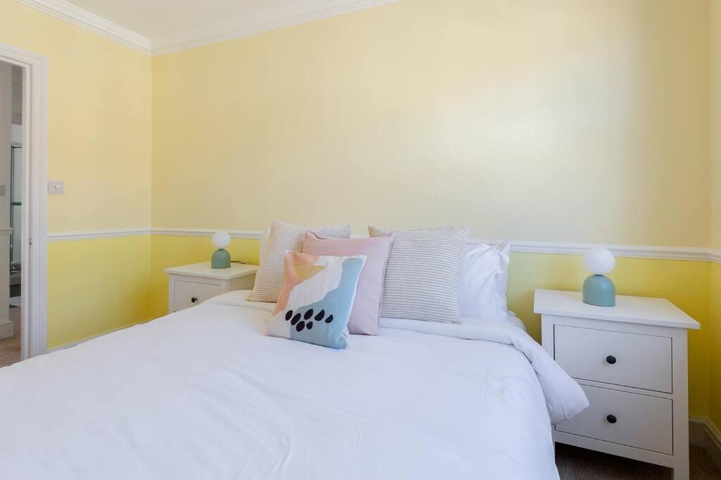 Spacious 3 bedroom flat with terrace