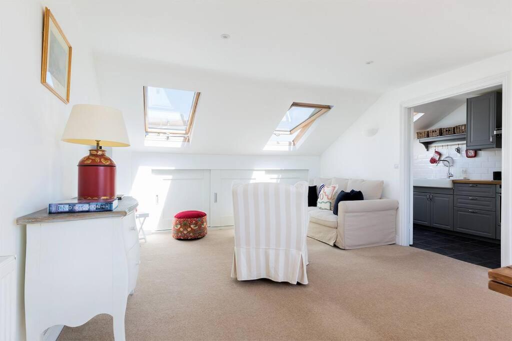 Spacious 3 bedroom flat with terrace