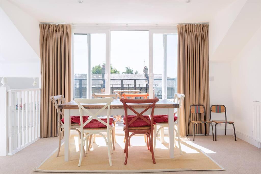 Spacious 3 bedroom flat with terrace