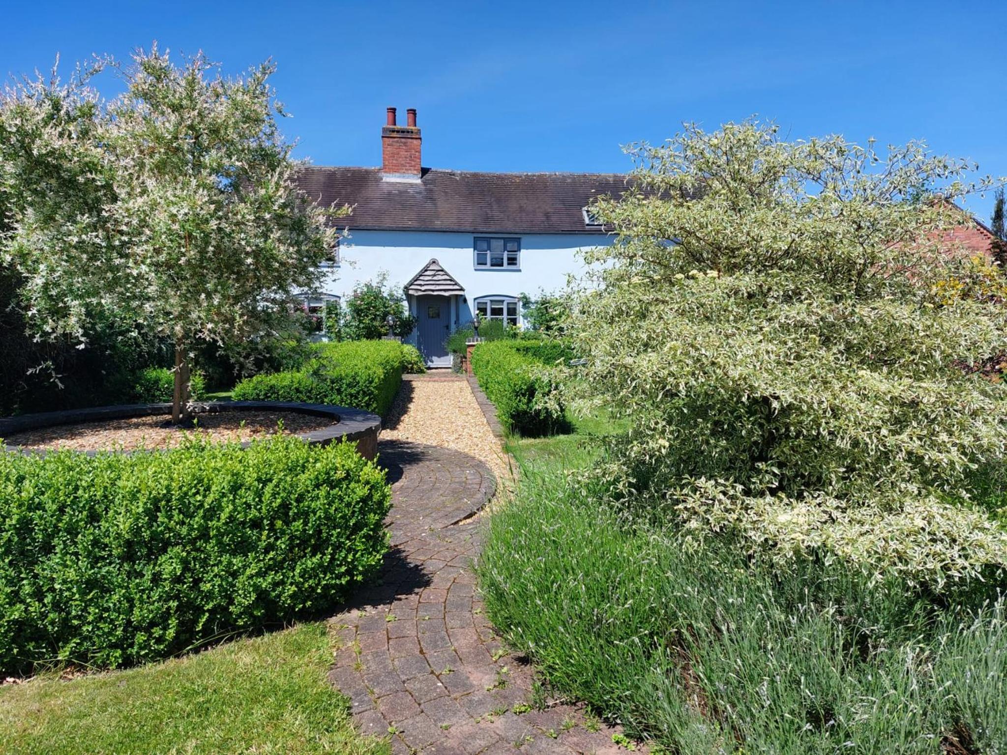 Beautiful 3 Bedroom Cottage - Picturesque Retreat view 2