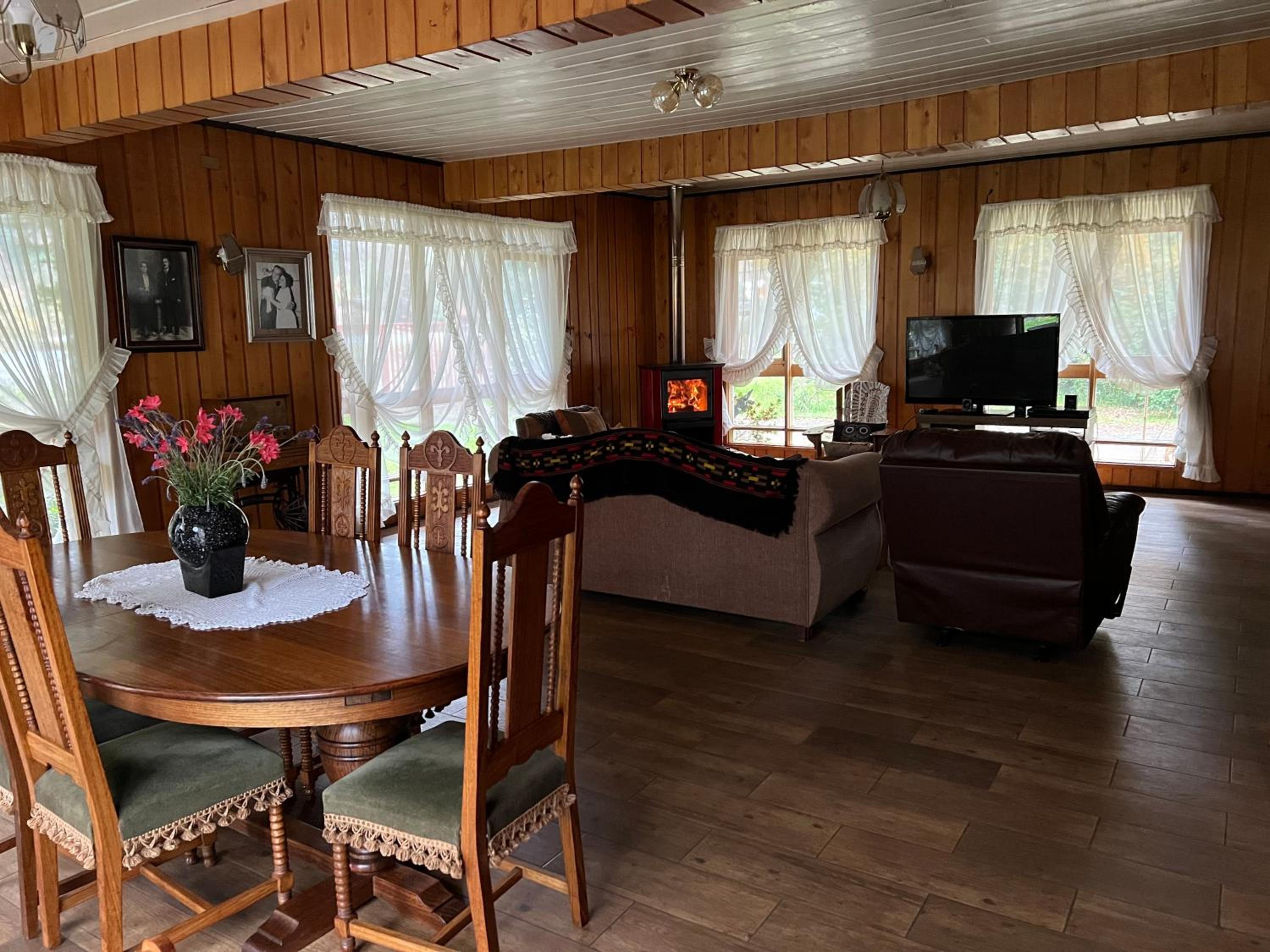 Cabañas y Hostal Casa de Campo Rukaleufu a orillas del Rio Huiscapi