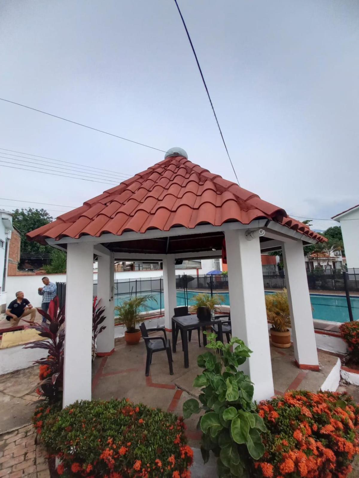 Casa comoda, bien ubicada en conjunto con piscina