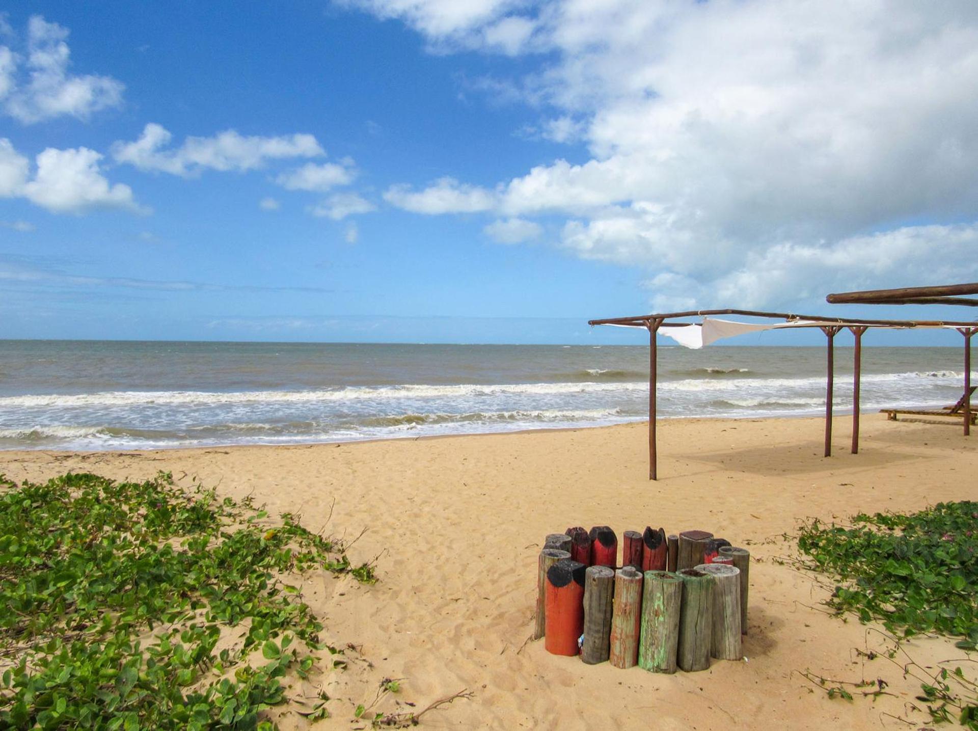Apto 4 com piscina e wi-fi a 150 m da praia Mundaí