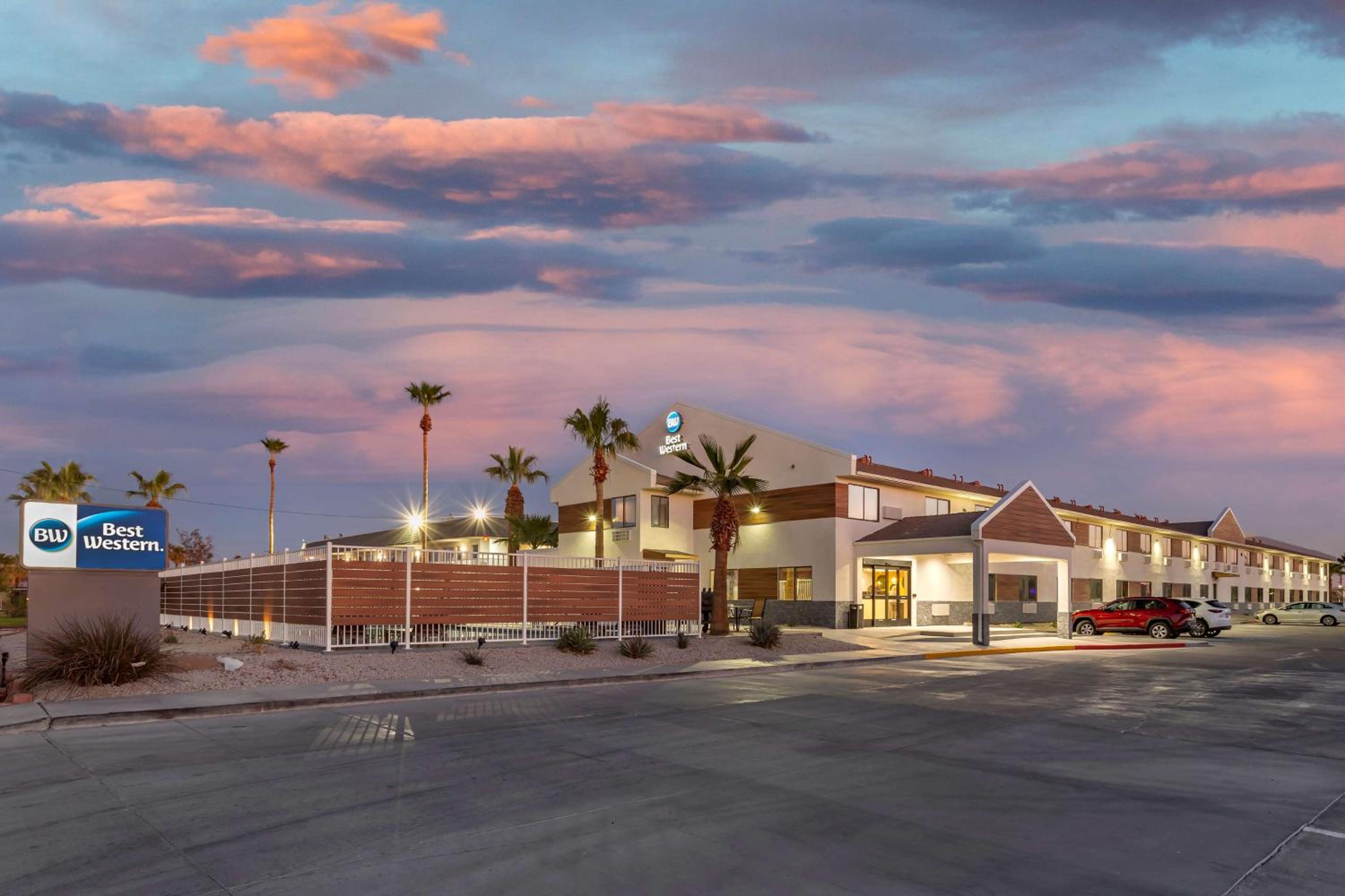 Blythe Vacations - Best Western Blythe - Property Image 1