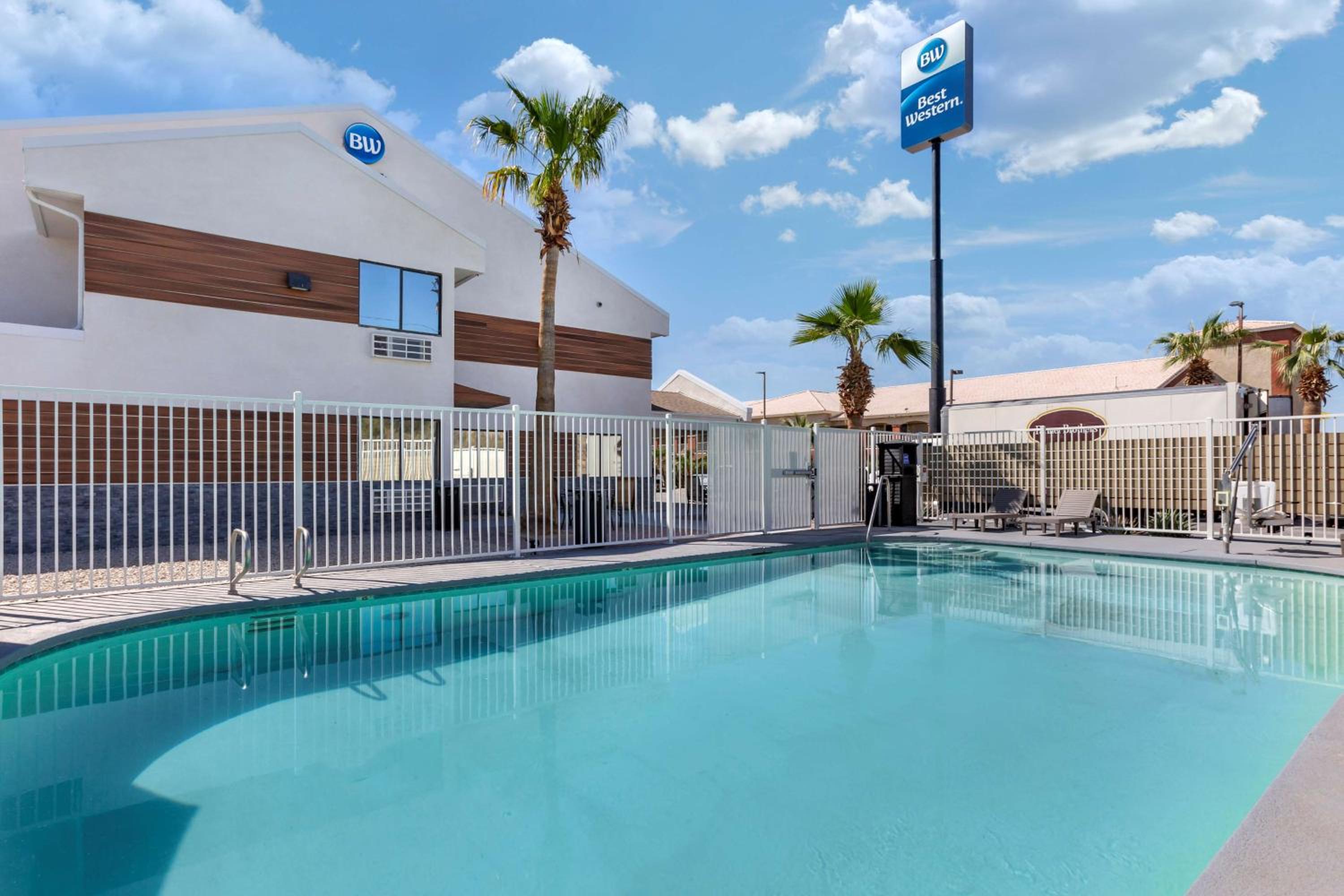 Blythe Vacations - Best Western Blythe - Property Image 2