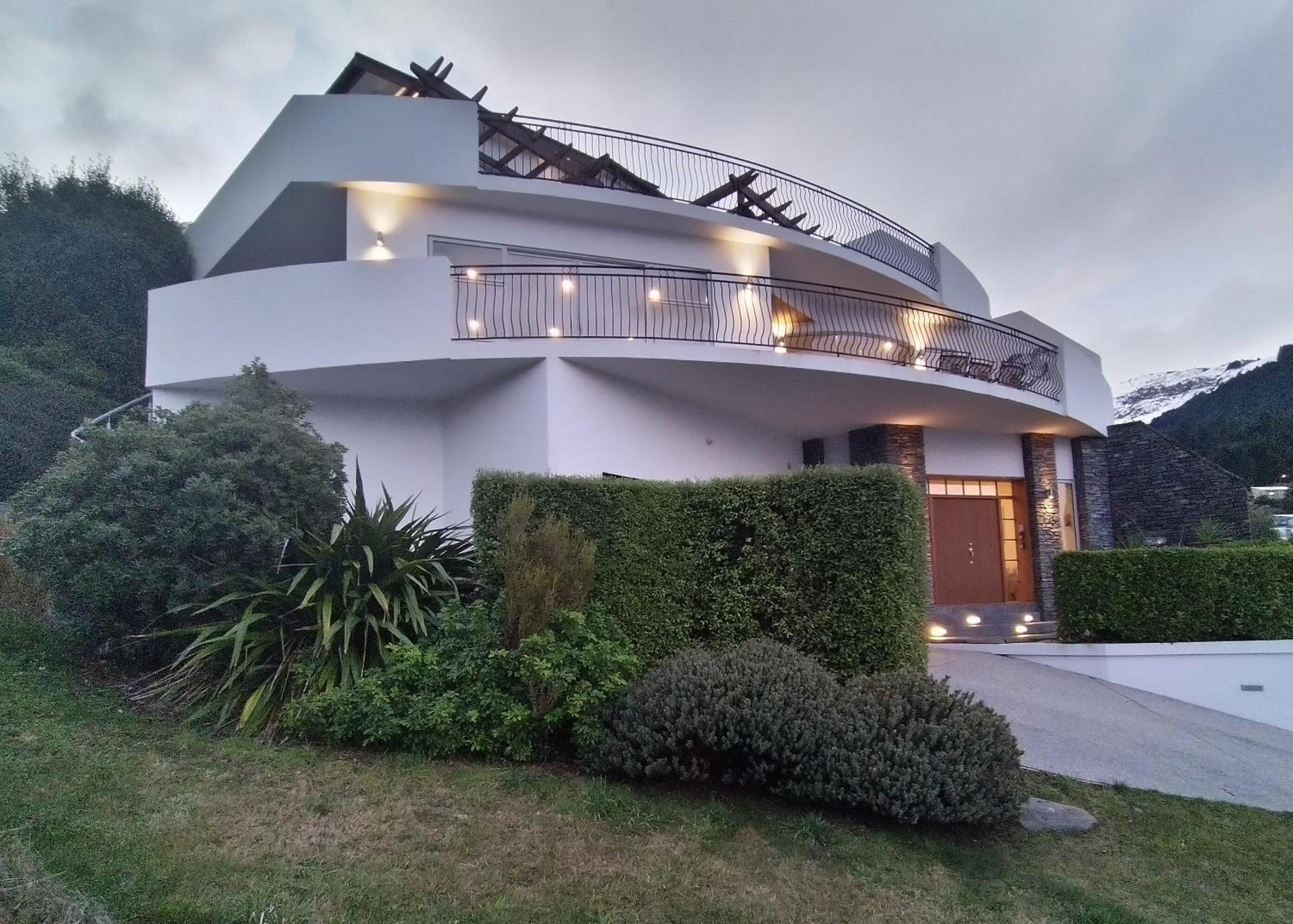 Hotel Belvedere Breath Taking Lake & Mountain Views - Image 1