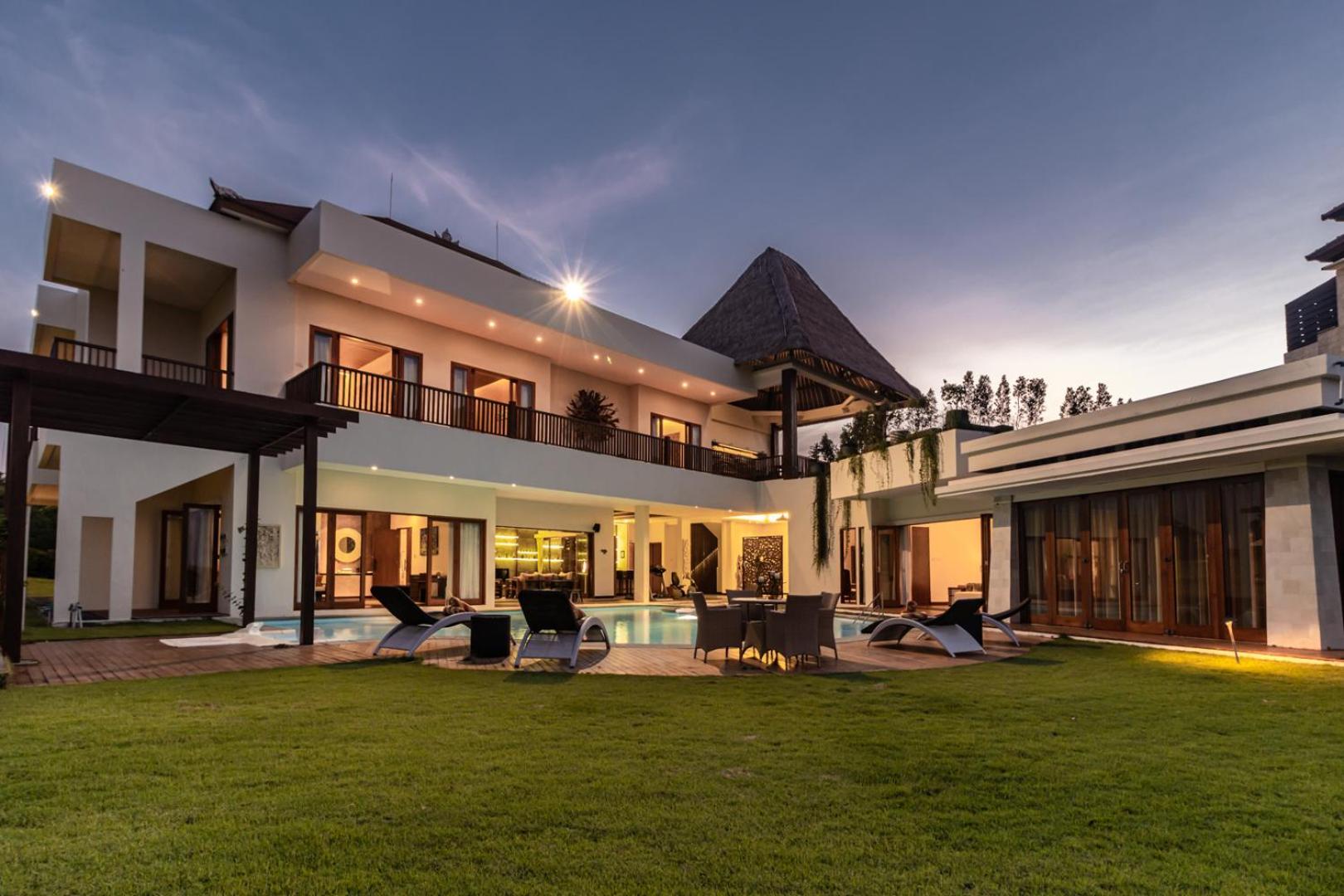 Newly renovated 6bd Mansion with Heli landing & astonishing views! view 2