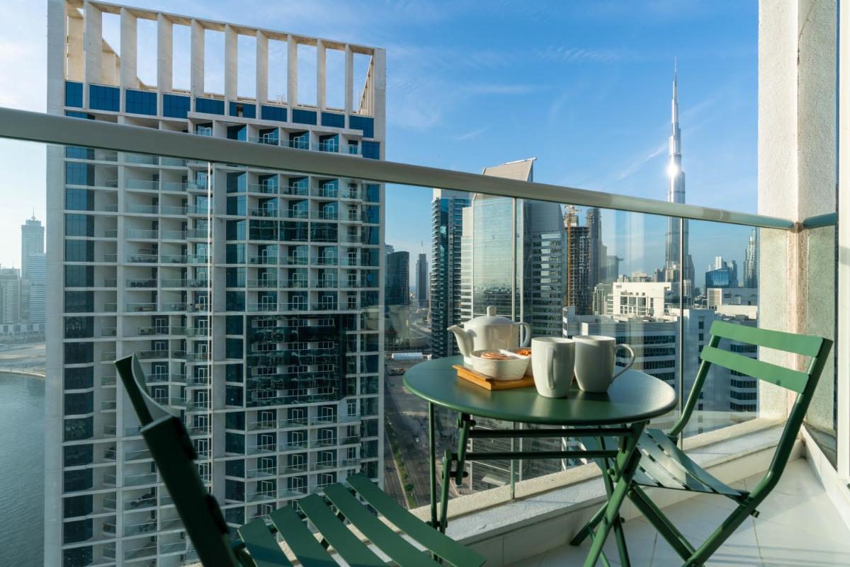 Vacay Lettings - Burj Khalifa & Canal view Studio at Damac Prive