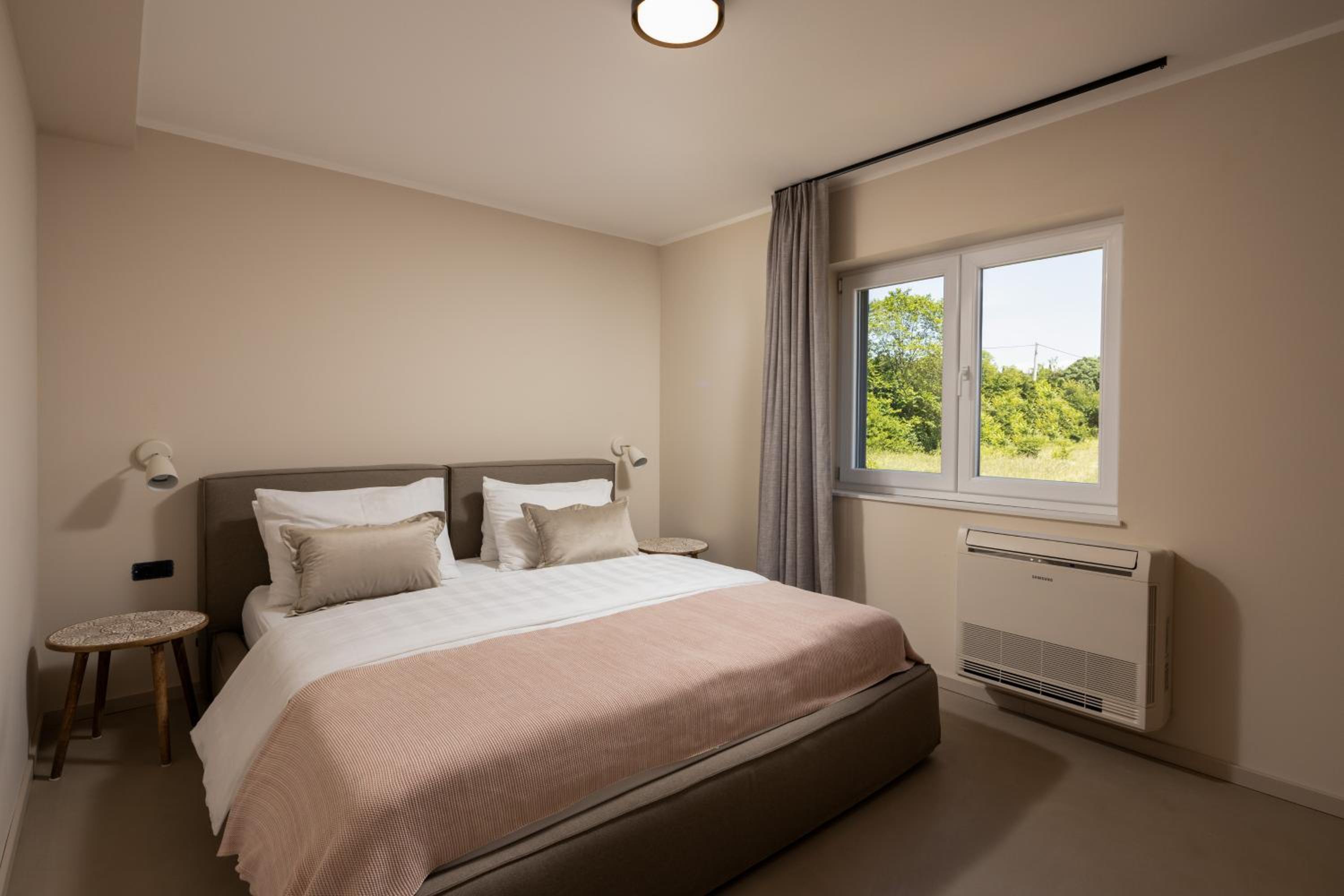 3 Luxury bedroom Apartment EMMA view 3