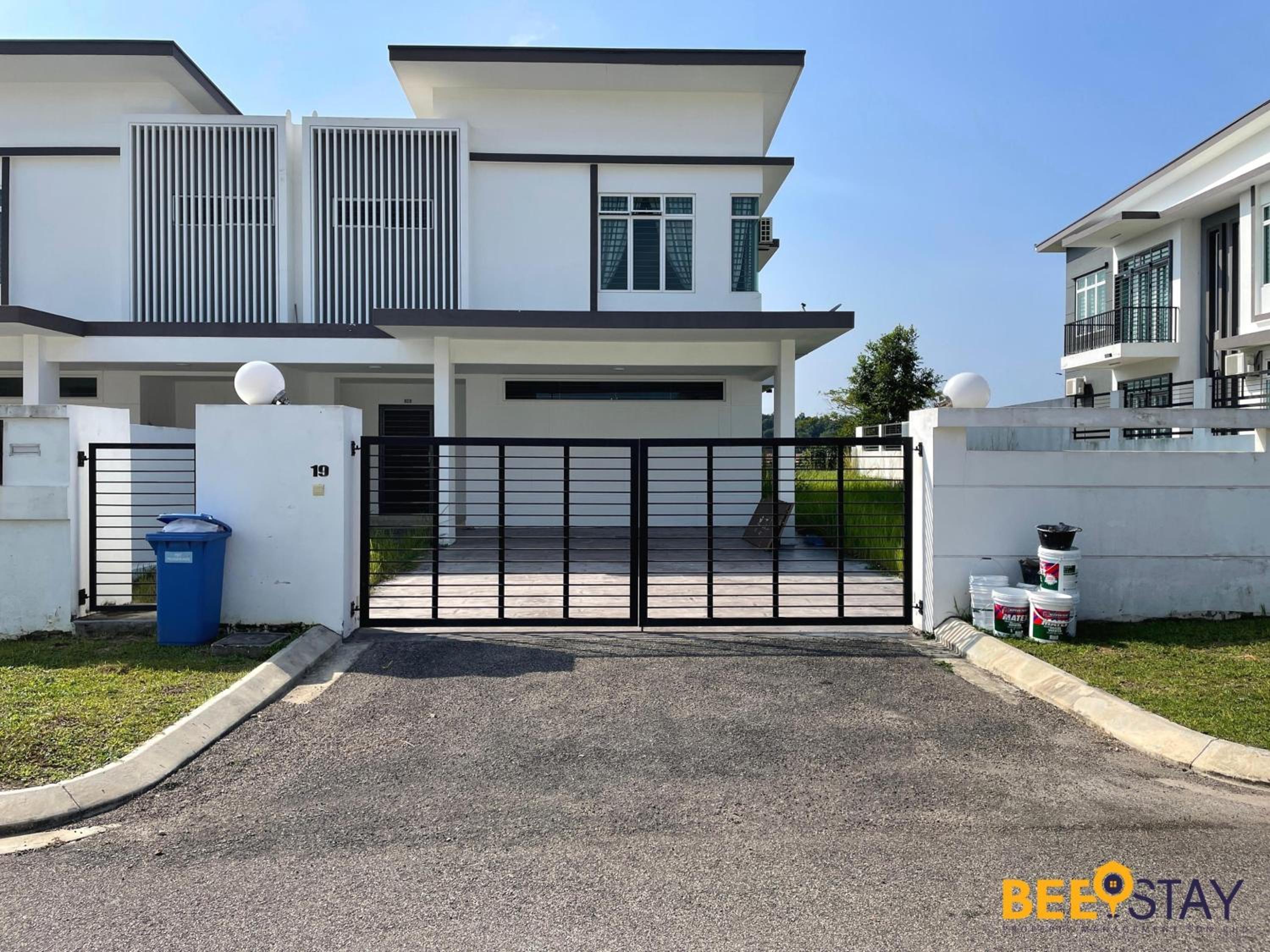 Desaru Arcadia Villa with Pool Table, Outdoor BBQ, Indoor Steamboat by Beestay photo 6
