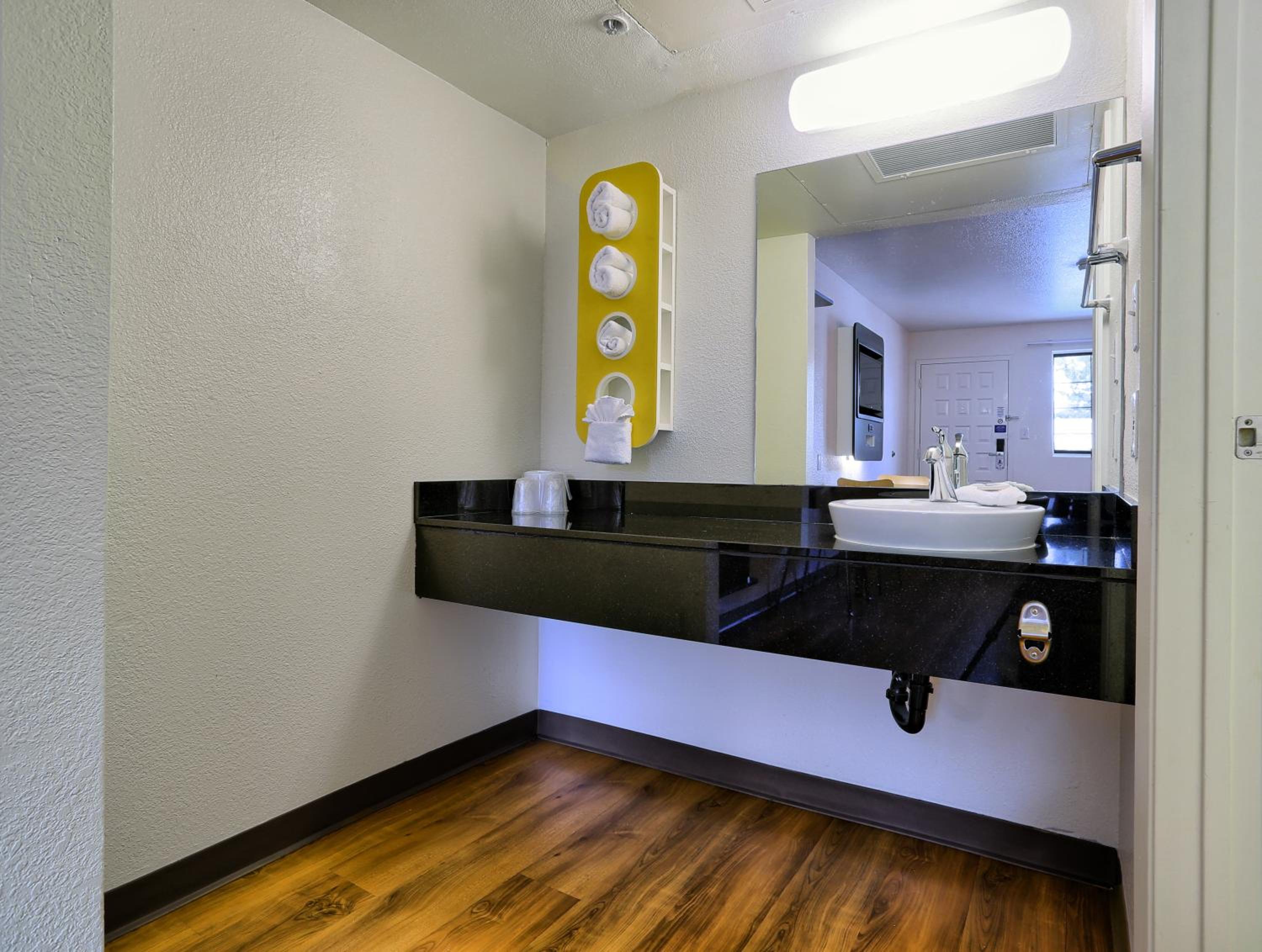 Petaluma Vacations - Park Inn by Radisson, Petaluma - Property Image 2