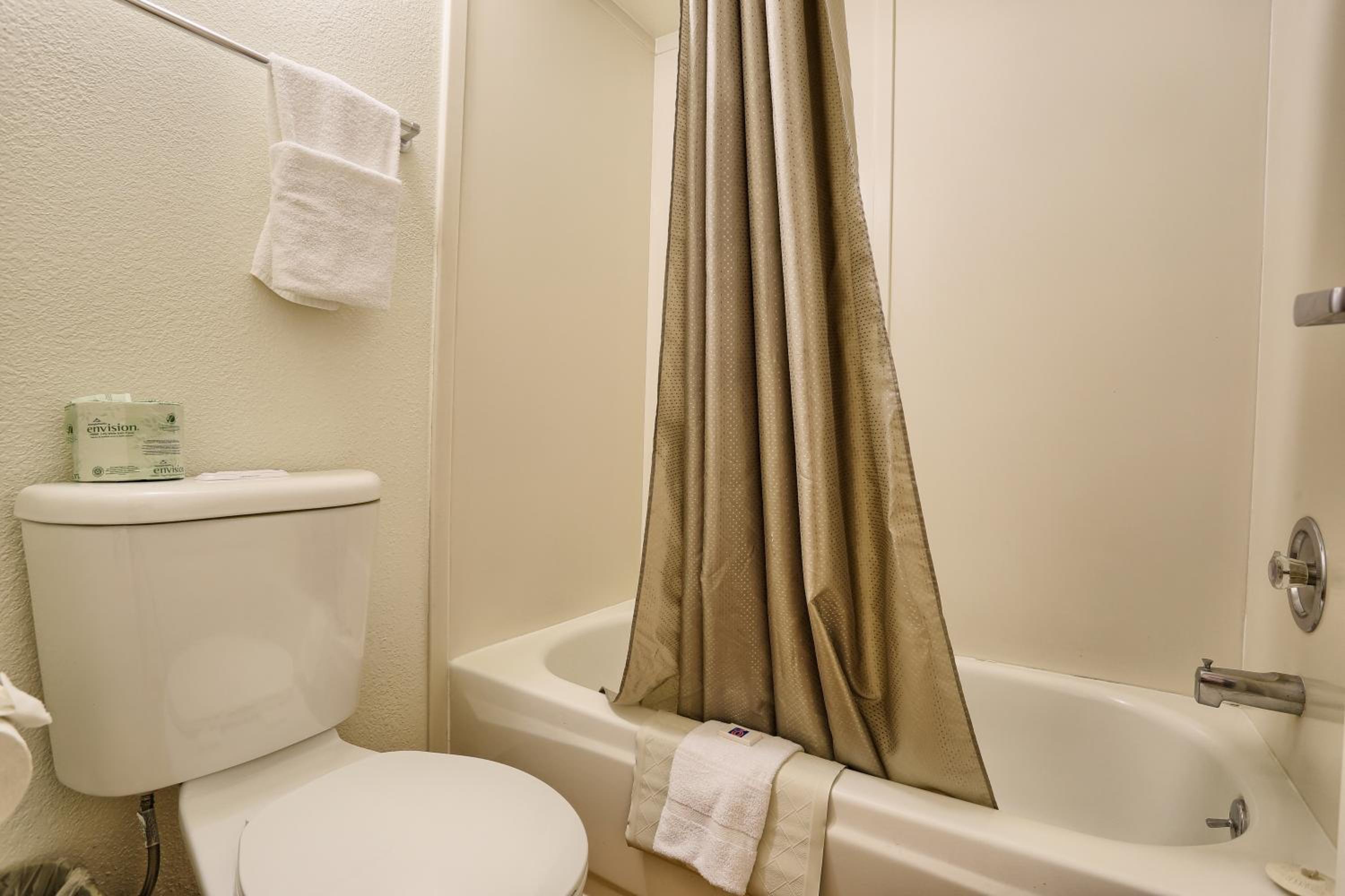 Petaluma Vacations - Park Inn by Radisson, Petaluma - Property Image 12