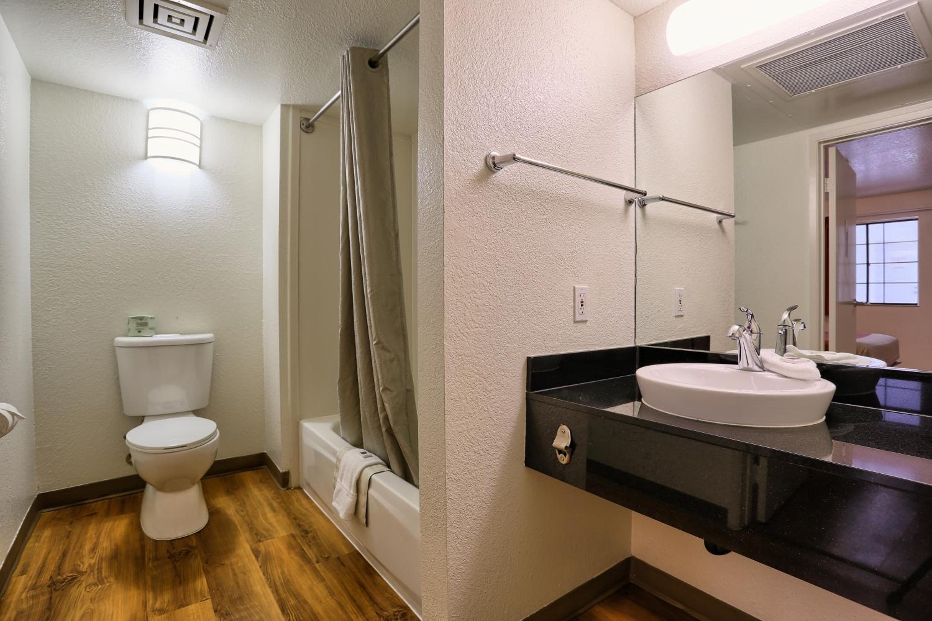 Petaluma Vacations - Park Inn by Radisson, Petaluma - Property Image 11