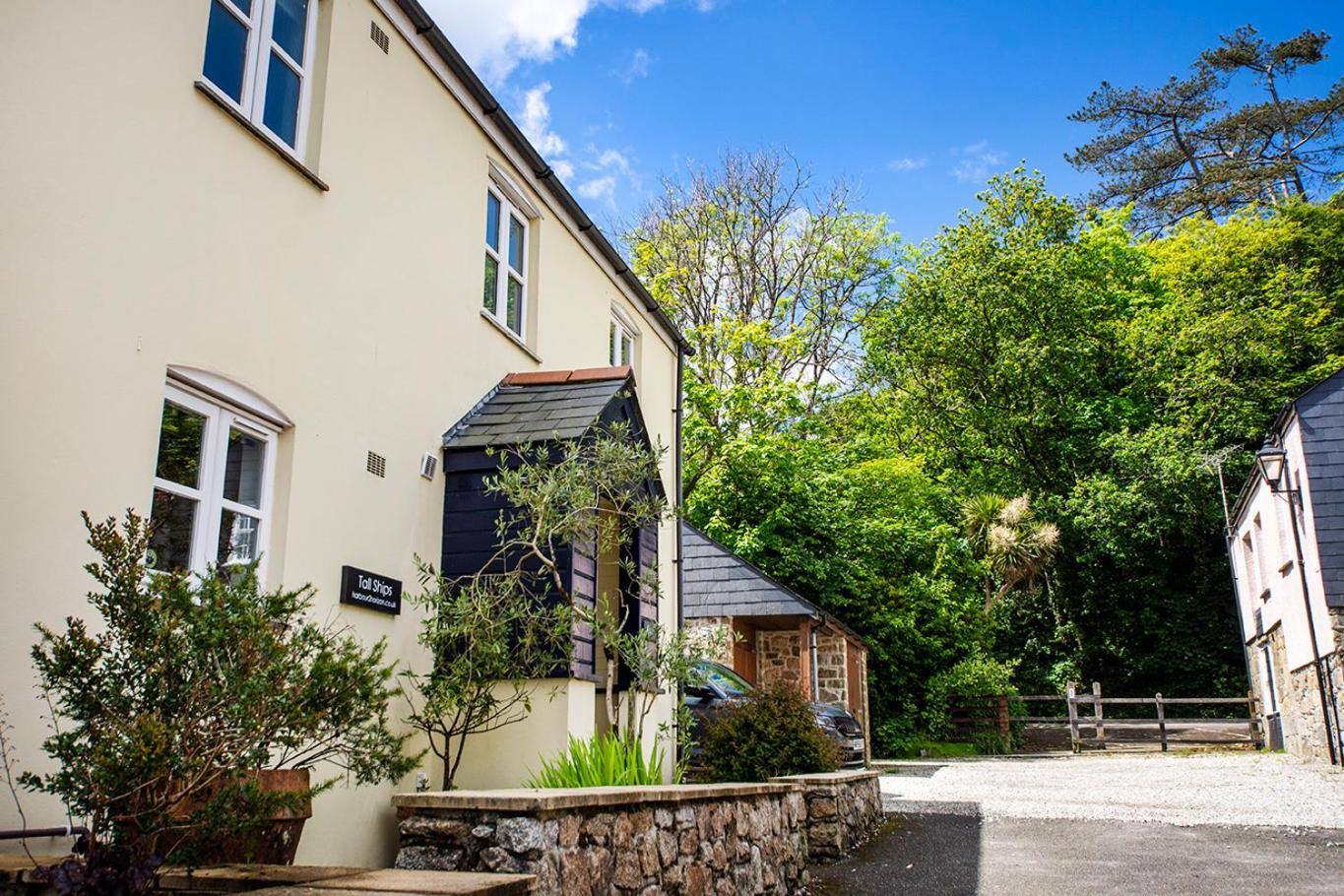 Tall Ships, 75m to harbour, secluded garden & parking for 3 cars view 4