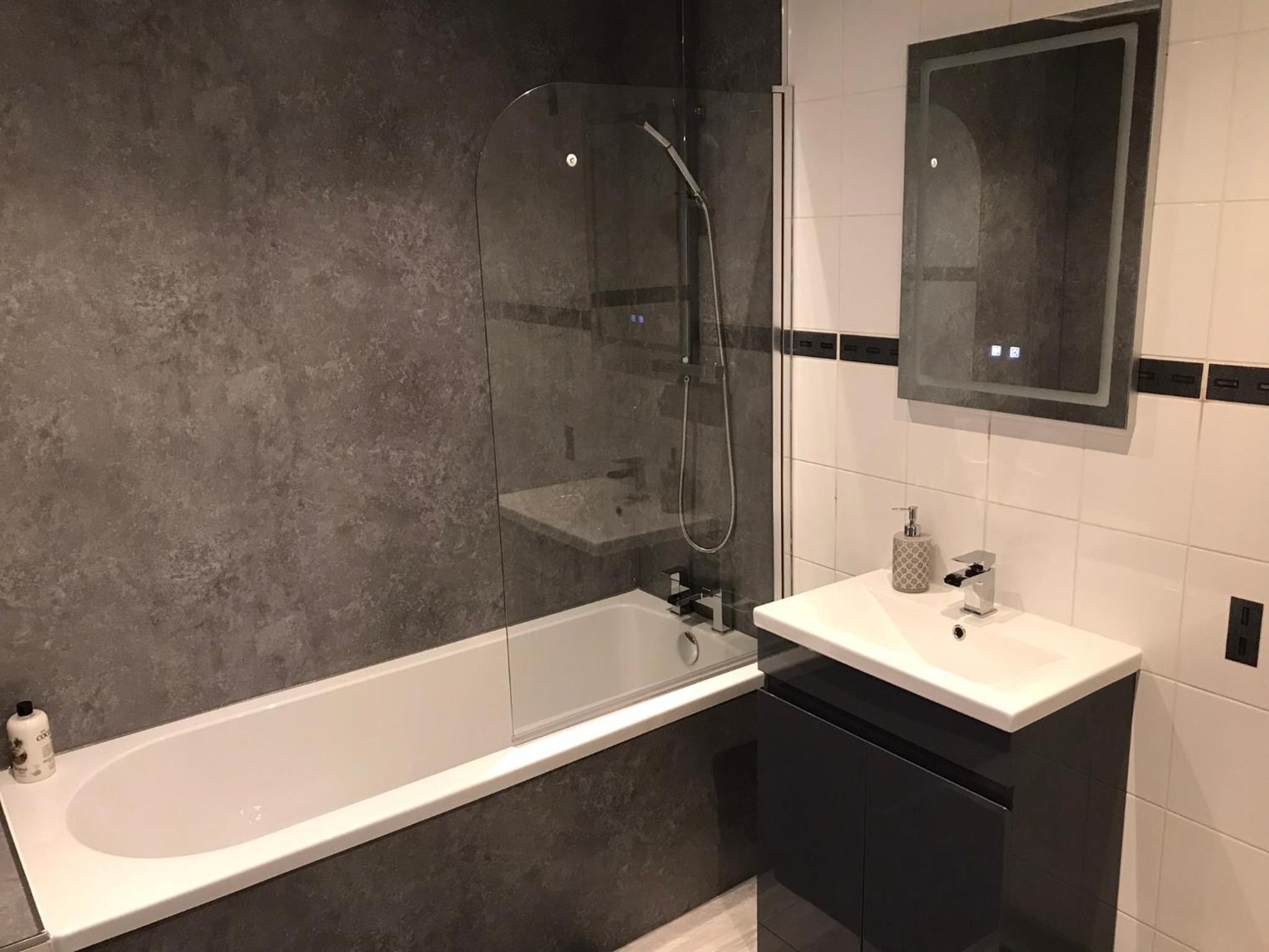 Beautiful 3-Bed Apartment in Gourock view 3