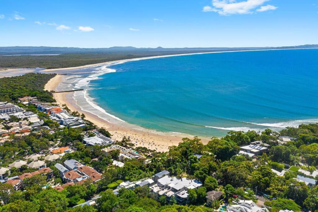 Tranquil Noosa at its best Beach, Bush, Good Food.