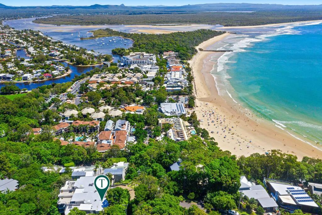Tranquil Noosa at its best Beach, Bush, Good Food.