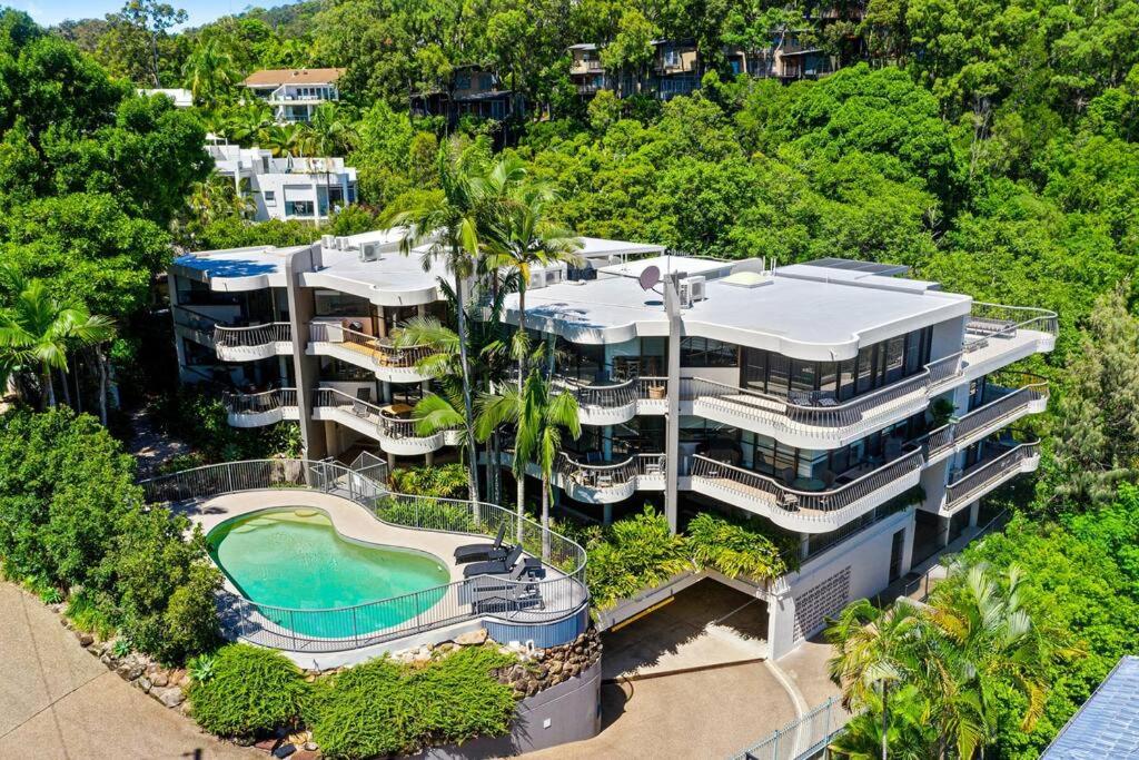 Tranquil Noosa at its best Beach, Bush, Good Food.