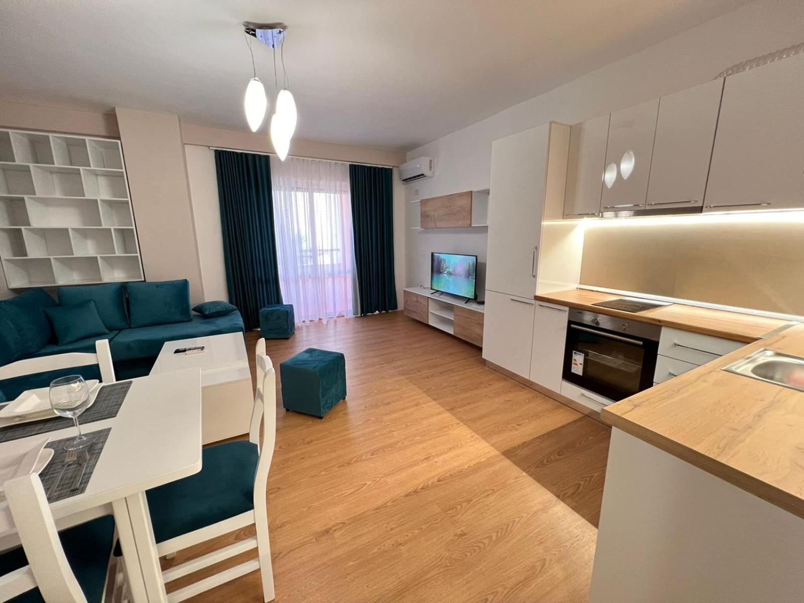 Sea View-Palm Trees Apartment Durres