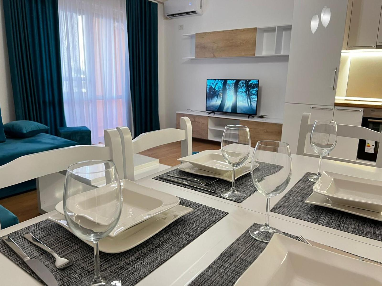 Sea View-Palm Trees Apartment Durres