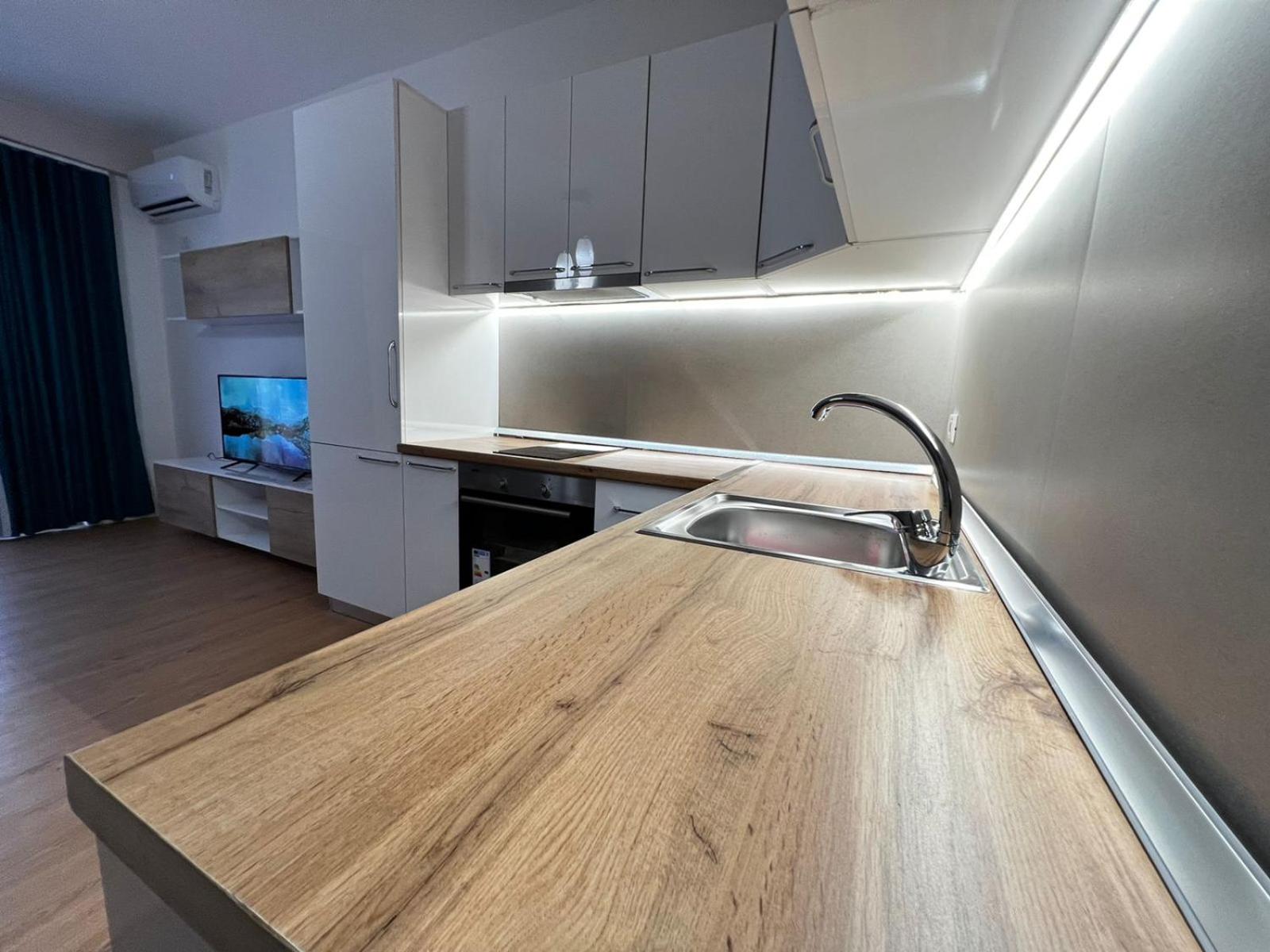 Sea View-Palm Trees Apartment Durres