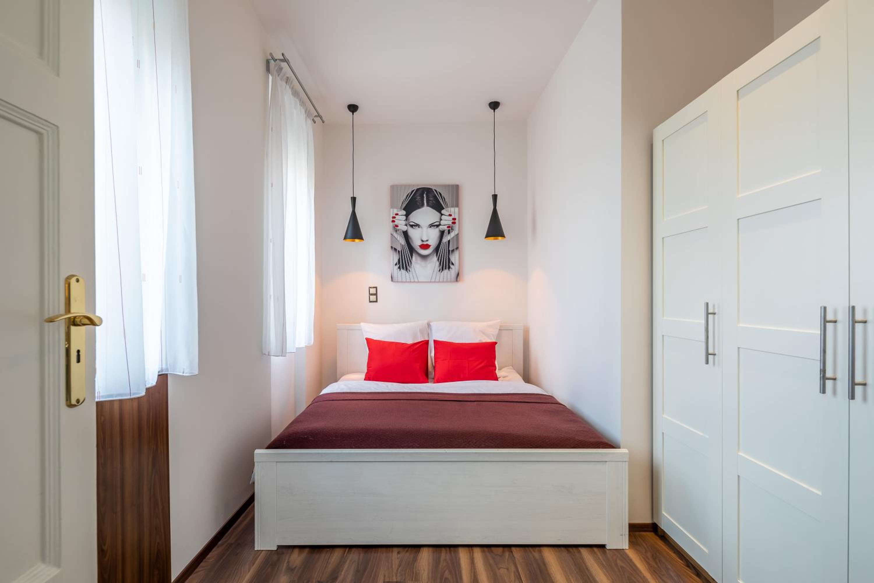 Two bedroom home in Jewish quarter view 4