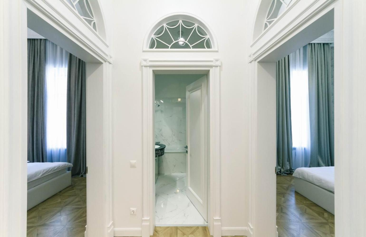 Luxury beatiful apartment on Pyshkinska street view 4