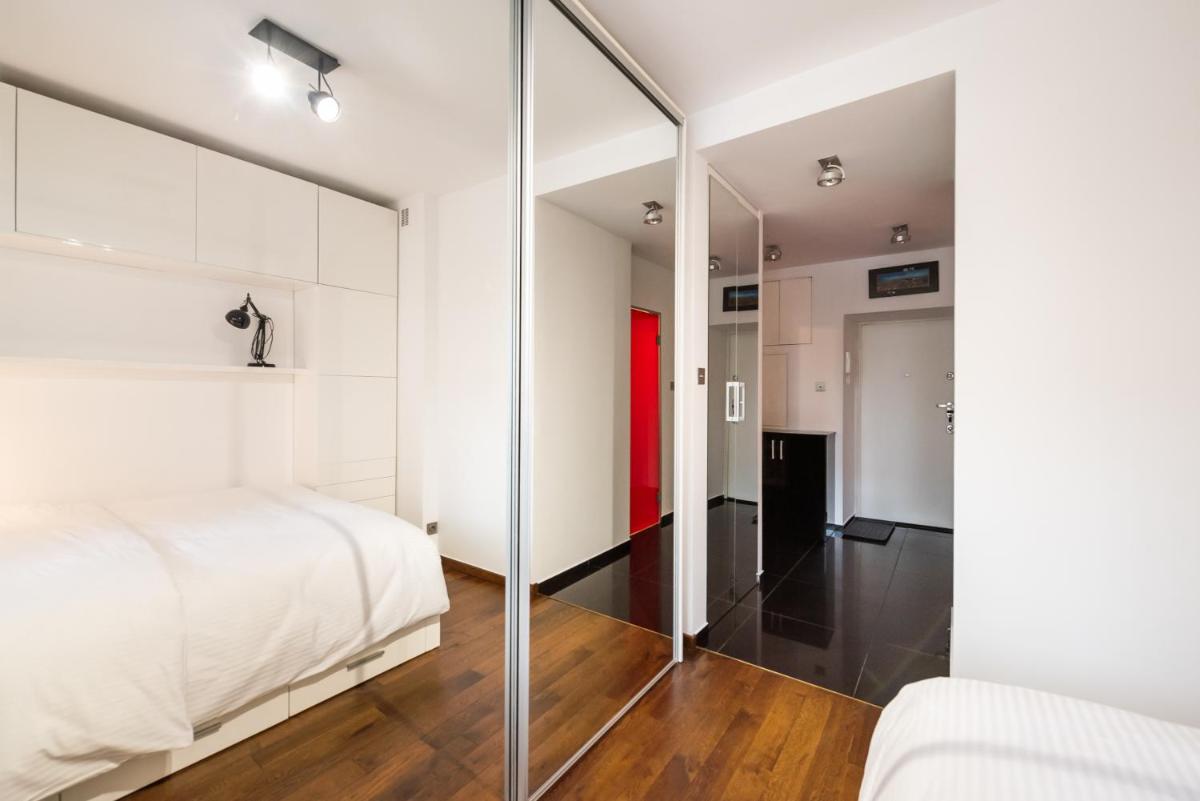 Nowolipki Red Apartment view 4