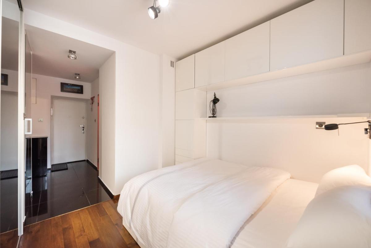 Nowolipki Red Apartment view 5