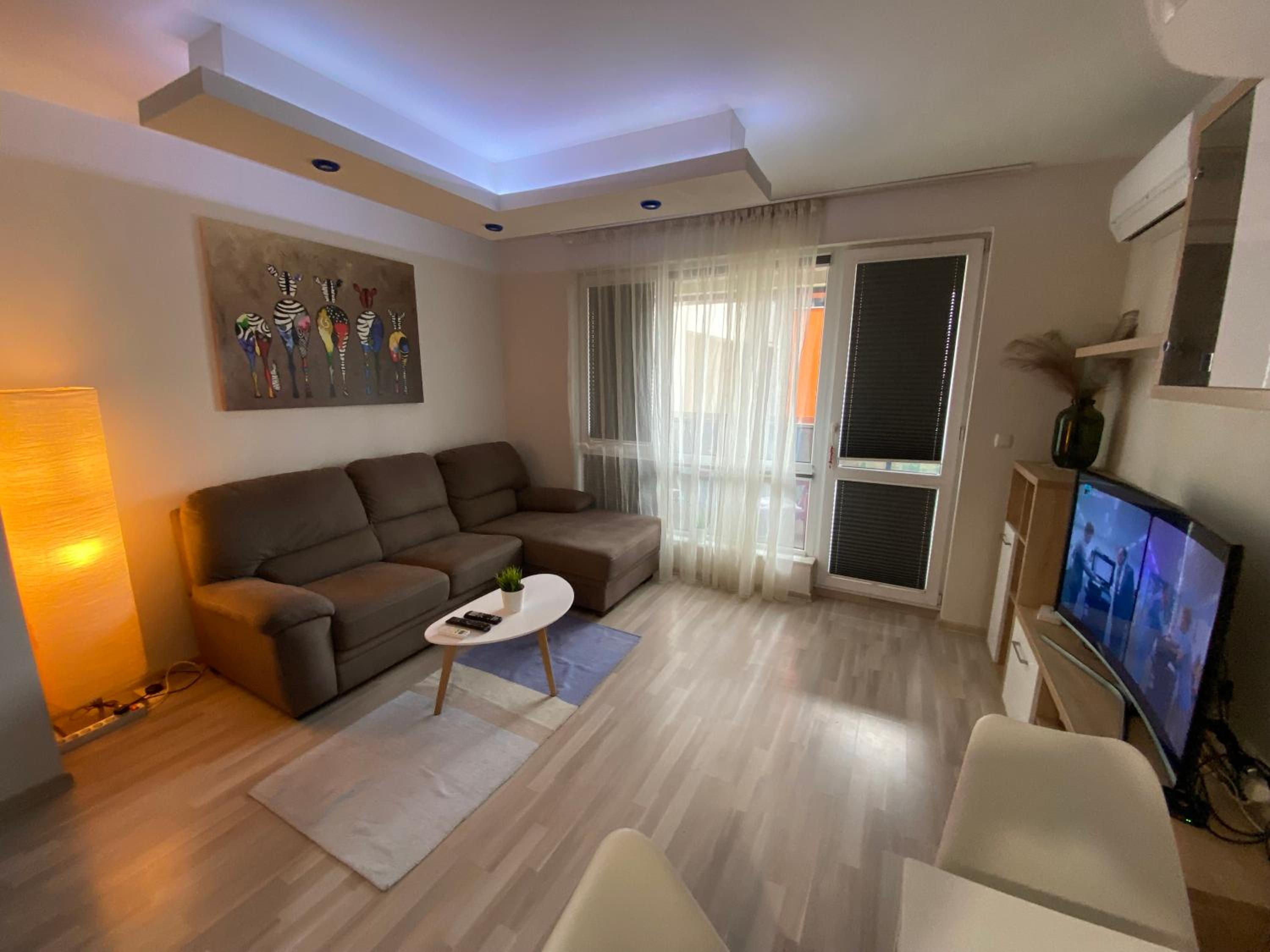 Modern & Central 1BR Apartment with lovely terrace view 4