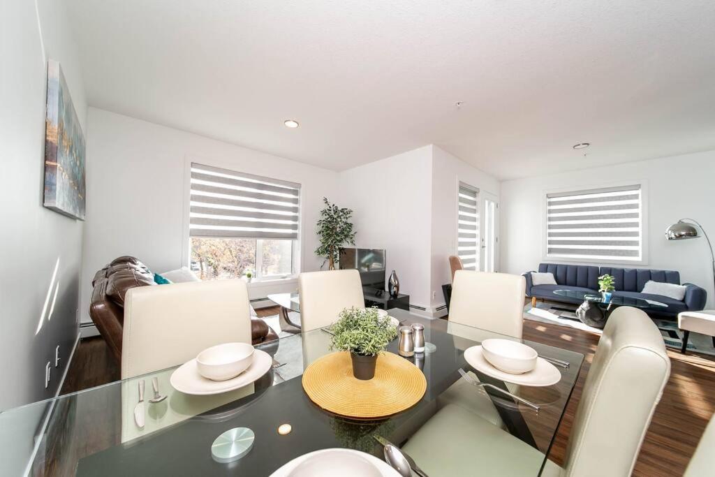 Spacious 2bedroom FREE parking king bed close to DT view 3