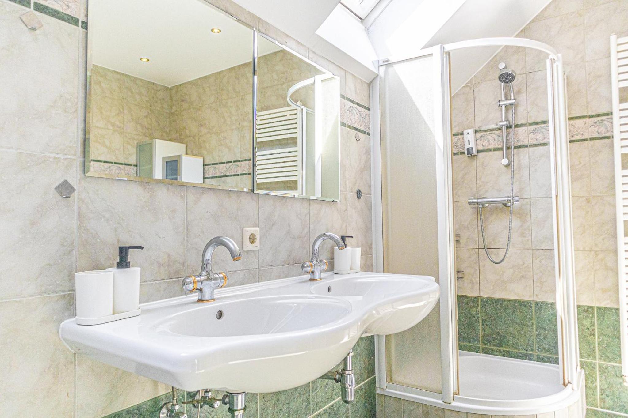 Cozy Private Rooms in Beautiful Garden Villa Free Parking