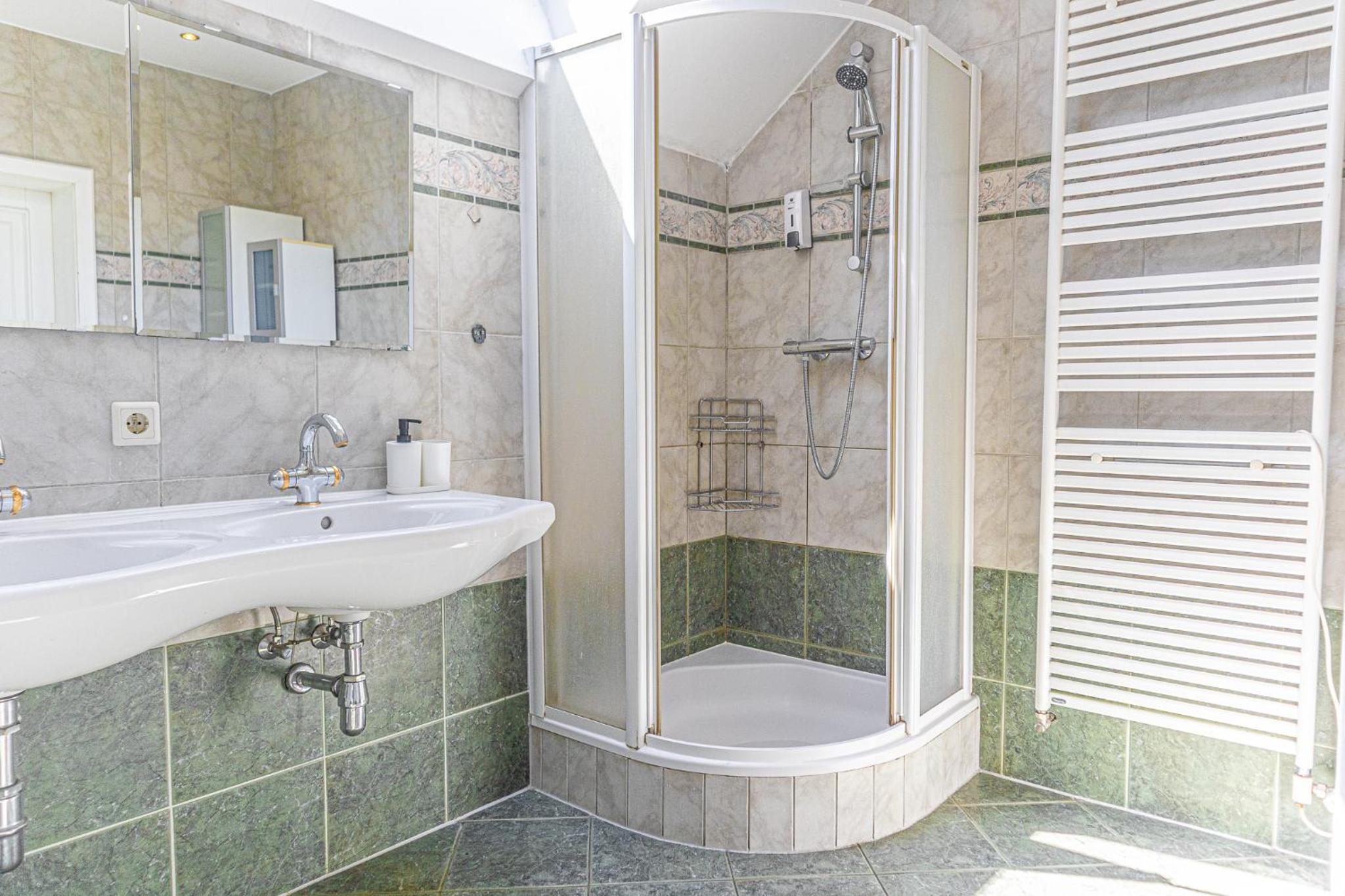 Cozy Private Rooms in Beautiful Garden Villa Free Parking