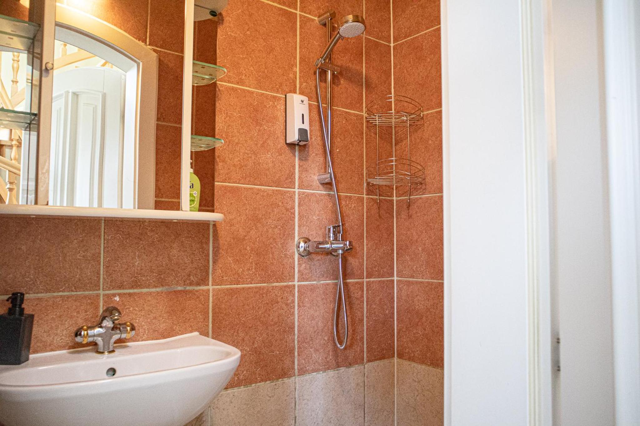 Cozy Private Rooms in Beautiful Garden Villa Free Parking