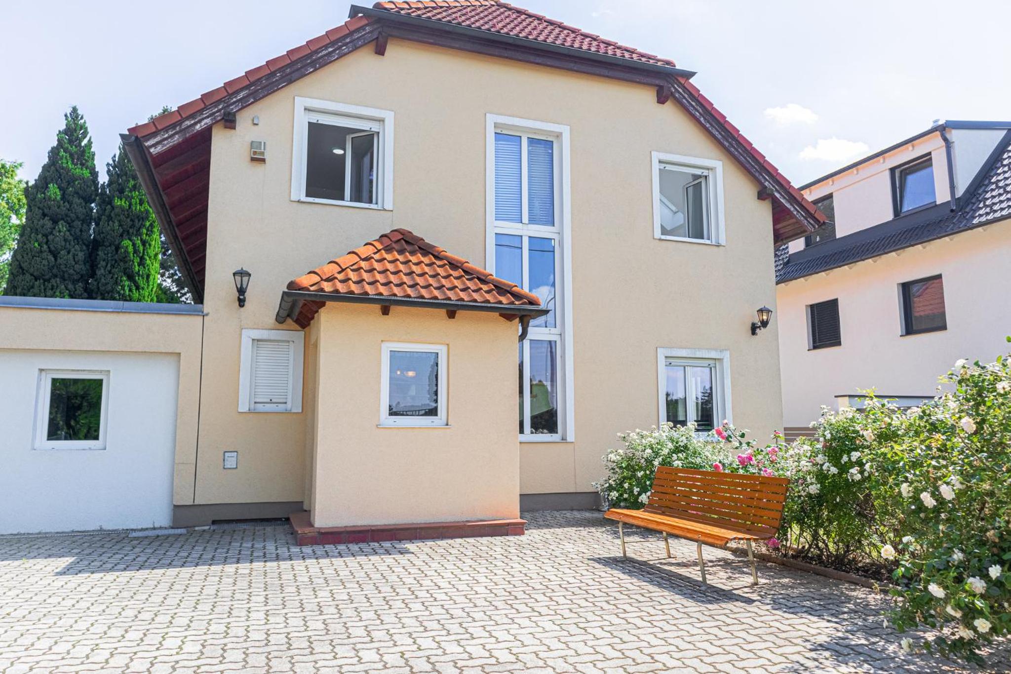 Cozy Private Rooms in Beautiful Garden Villa Free Parking