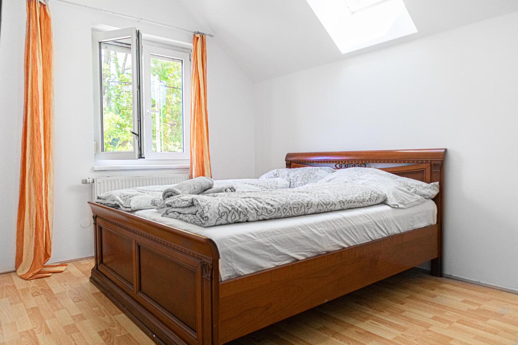 Cozy Private Rooms in Beautiful Garden Villa Free Parking