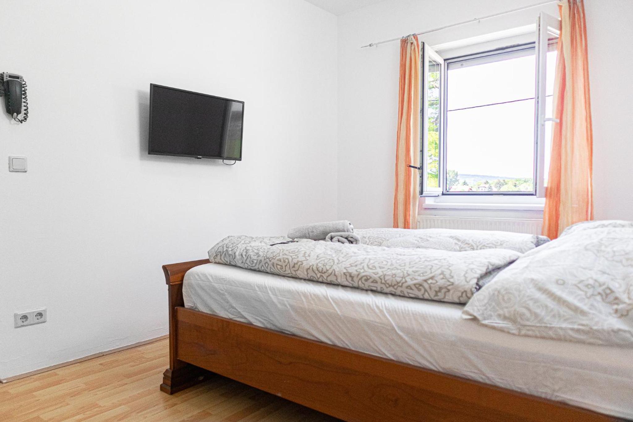 Cozy Private Rooms in Beautiful Garden Villa Free Parking