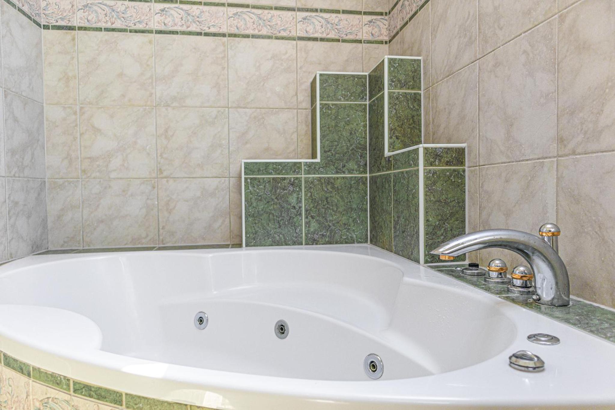 Exquisite Villa with Free Parking - suitable for groups up to 18p