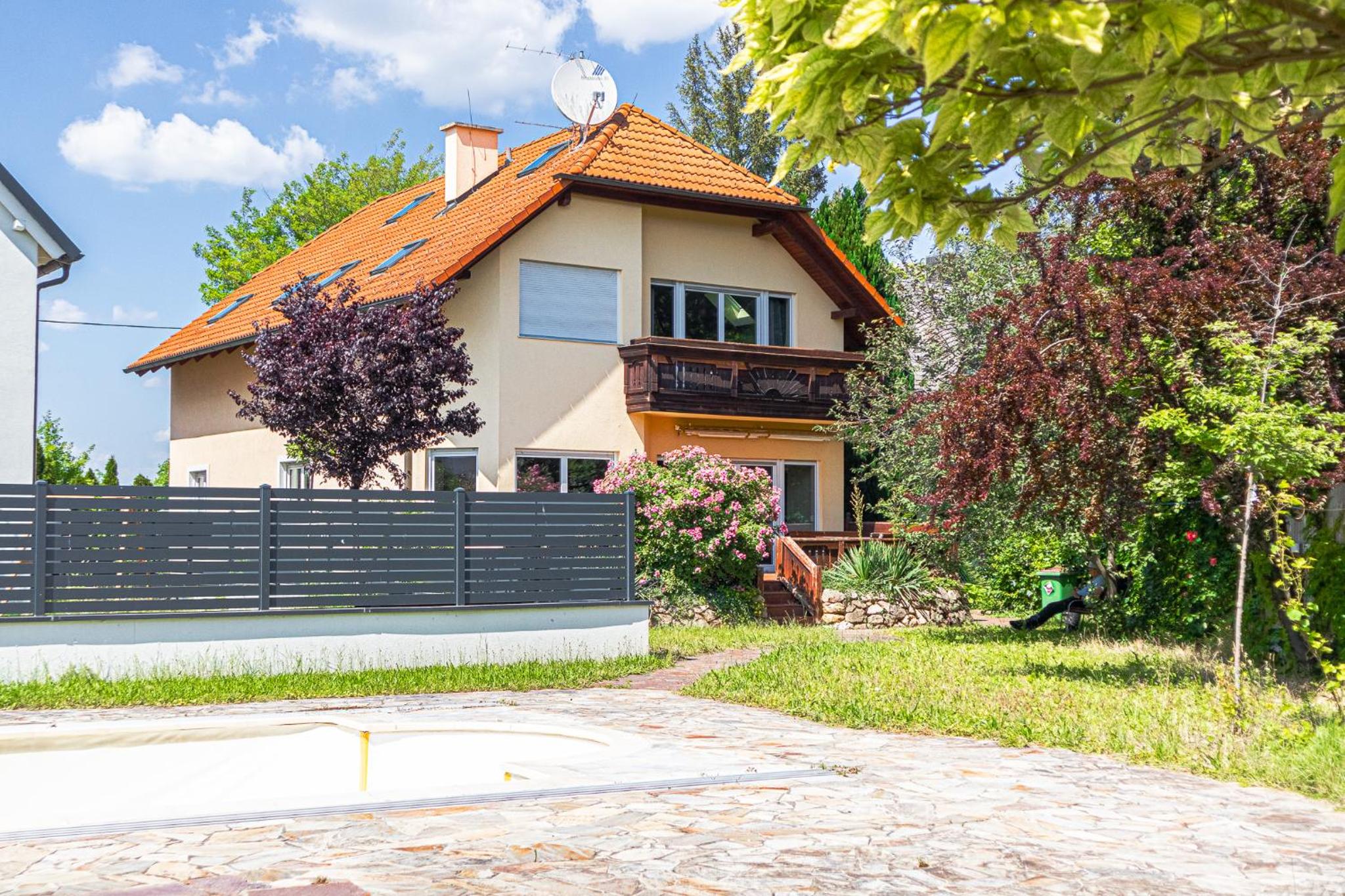 Exquisite Villa with Free Parking - suitable for groups up to 18p