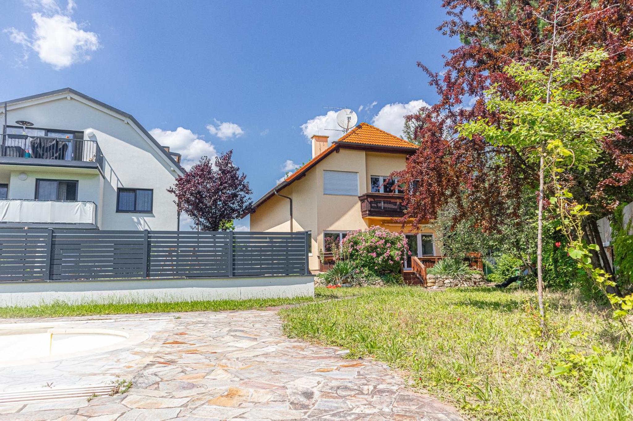 Exquisite Villa with Free Parking - suitable for groups up to 18p