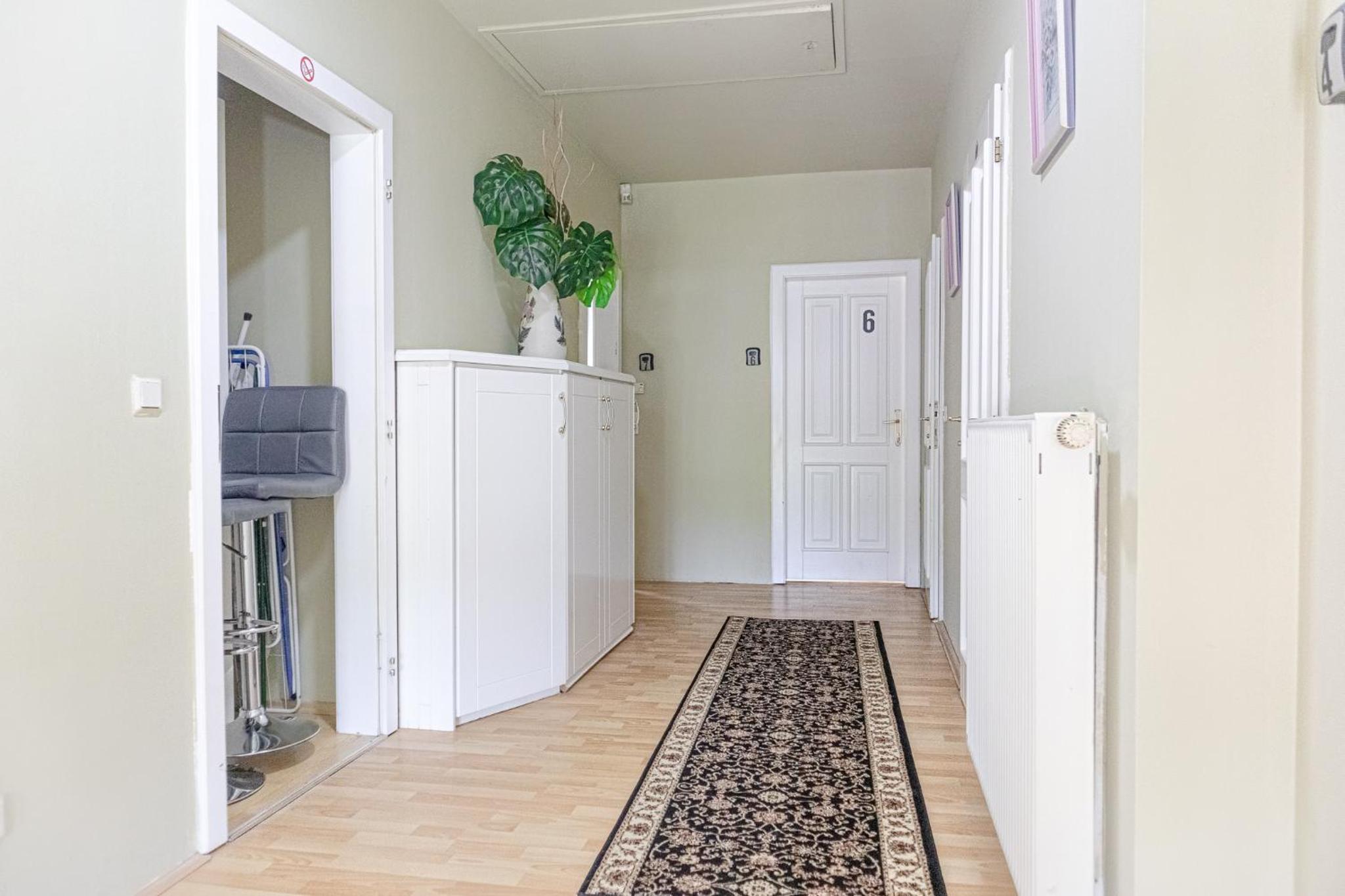 Exquisite Villa with Free Parking - suitable for groups up to 18p