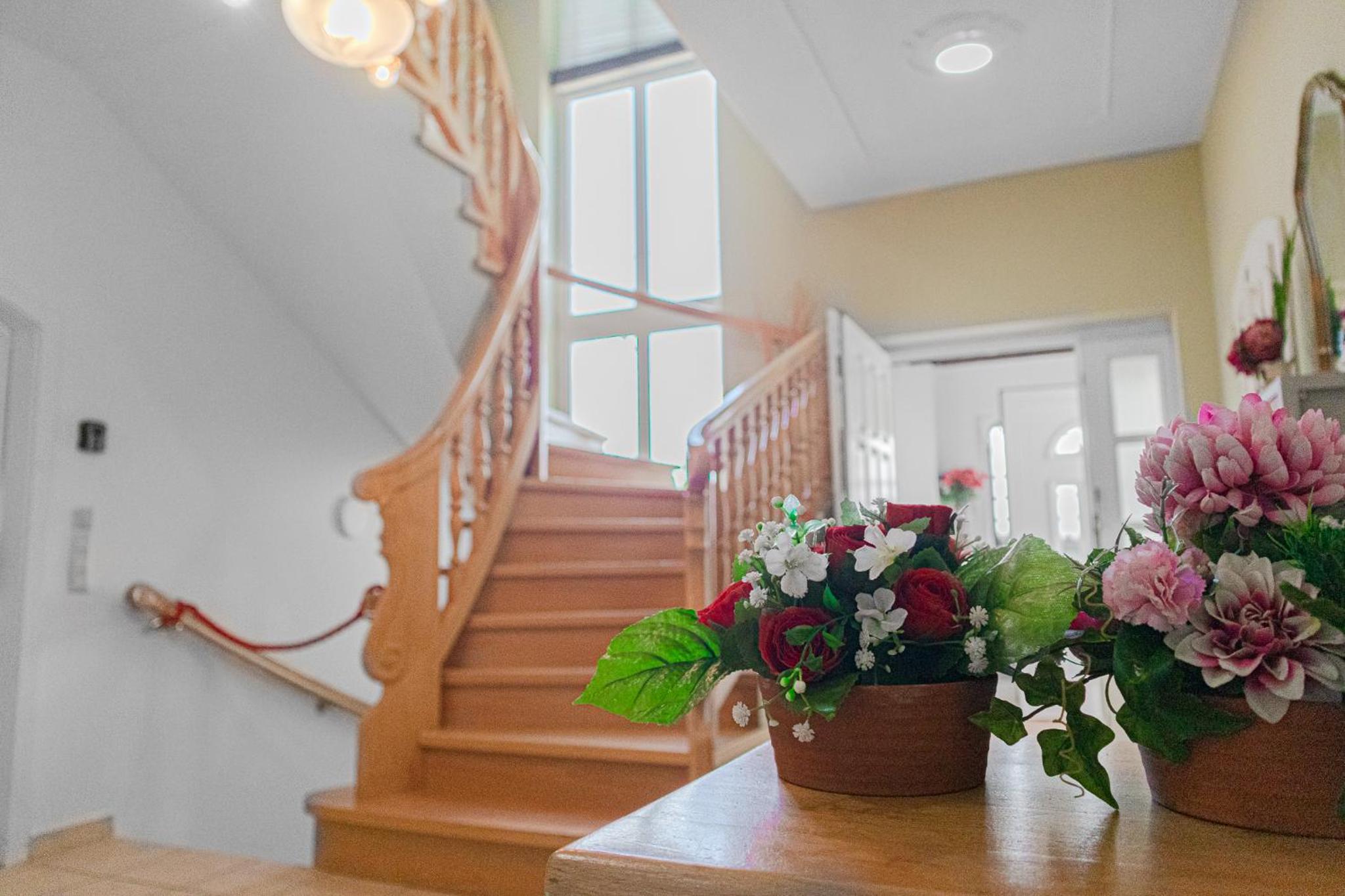 Exquisite Villa with Free Parking - suitable for groups up to 18p